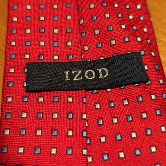 Beautiful red Izod geometric power tie - Picture 2 of 3